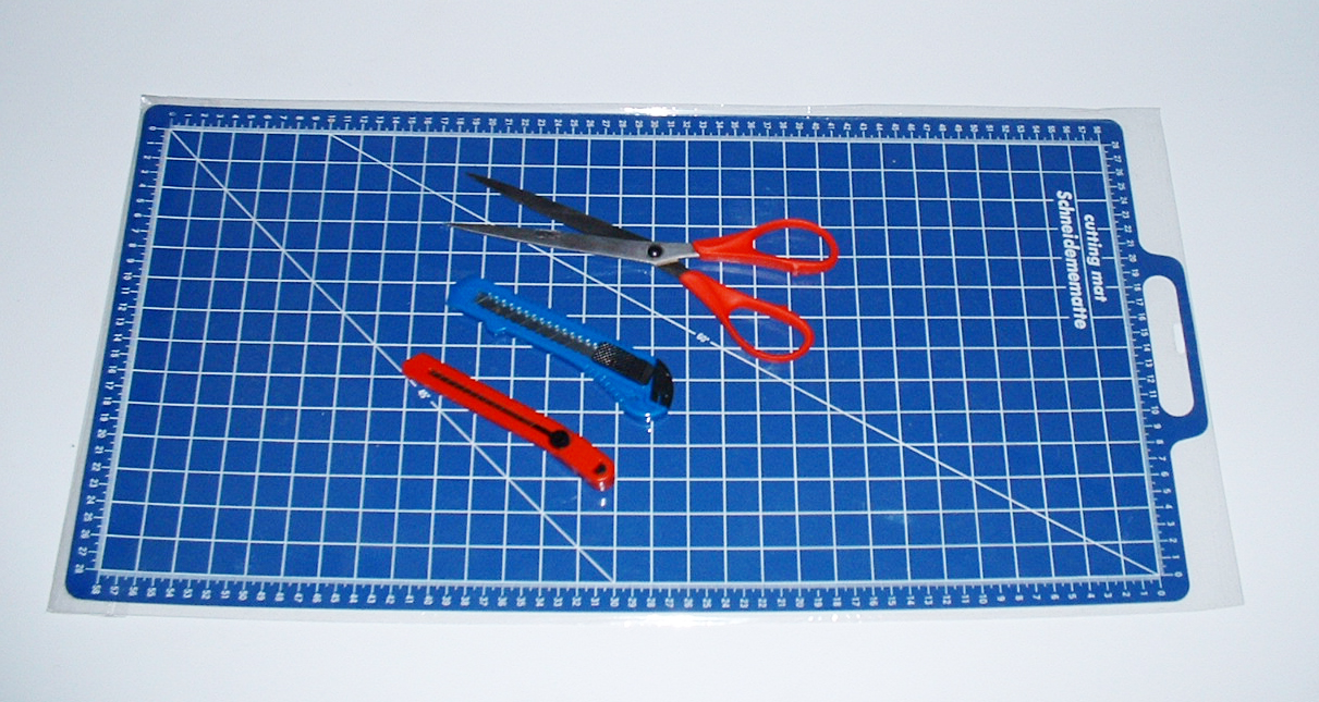 Bastel und Schneide-Set 4-tlg. bestehend aus: 2 Messer, 1 Schere, 1 Schneideunterlage.